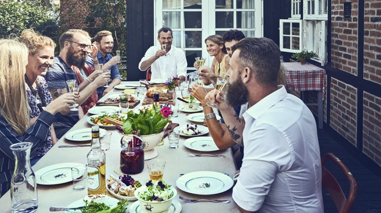 Akvavit og snaps er bestemt ikke sæsonbestemt, de kan derimod give krydderi og kant til dine frokost- og middagsretter og drinks hele året.