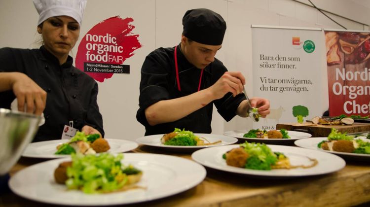 Der er 3 forskellige kokke-konkurrencer under messen. Én for unge svenske kokke, én for professionelle svenske kokke samt én for nordiske kokke. Sidstnævnte finder sted torsdag - og alle konkurrencerne er selvfølgelig 100 % økologiske.