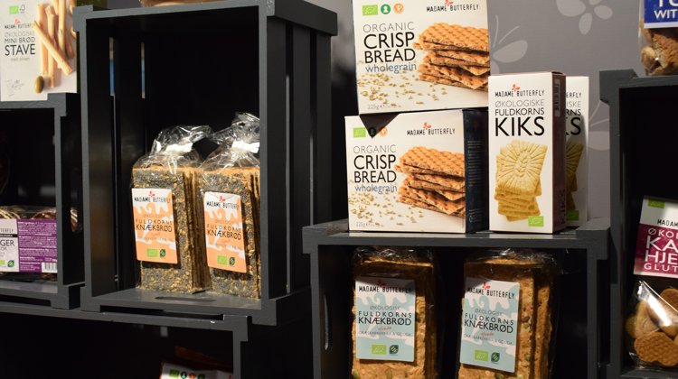 Madam Butterfly sælger blandt andet økologiske knækbrød og kiks der kan konkurrere på prisen med konventionelle produkter