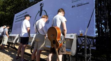 L&F uddeler Pisner på Axeltorv ved Tivoli