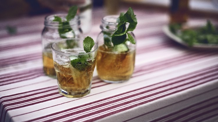 Akvavit vinder frem i luksuriøse cocktails verden over, men den skønne nordiske drik gør sig også godt i en sommerpunch