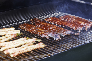 På en træpillegrill er det muligt at grille i lang tid og ved lav temperatur. Det giver en helt anderledes smagsoplevelse, da røgen herved rigtig får tid til at trænge ind i kødet og give det den eftertragtede grillsmag. Desuden bliver kødet mere mørt. Slow-food når det er bedst!