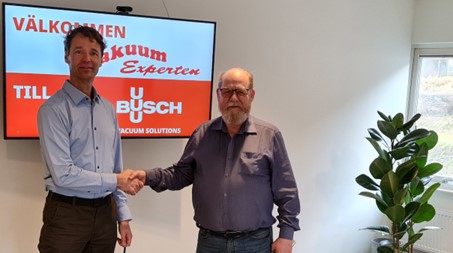 Magnus Johansson, administrerende direktør for Busch Vakuumteknik AB (til venstre), og Mats Hansson, administrerende direktør for VakuumExperten i Sverige AB (til højre). Kilde: Busch Vakuumteknik AB.