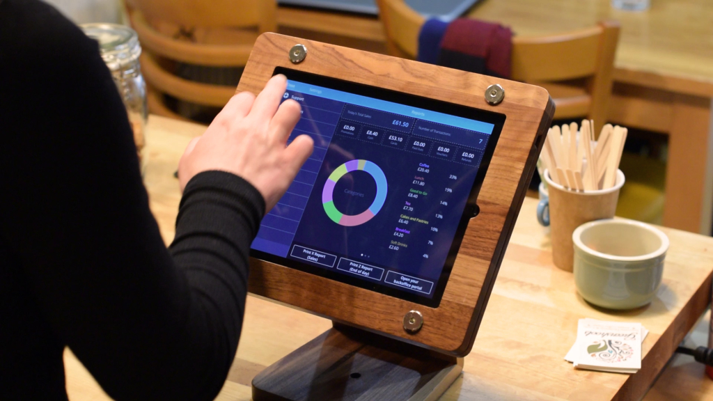 Det nye kassesystem giver mulighed for at trække avancerede salgsrapporter helt ned på medarbejder- og produktniveau og alt sammen i real time og med integration til mobile enheder som bærbar, smartphone og tablet.