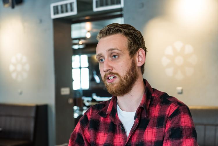 Emil Rosendahl er uddannet diplombrygger, og fortæller passioneret om de spændende øl, de brygger på Nørrebro Bryghus. Foto: Boesenfoto.dk