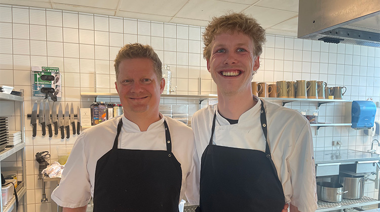 Brian Sylvest Pedersen (tv) og kokkeelev Victor Søndergaard (th) i køkkenet ved Rambølls kantine