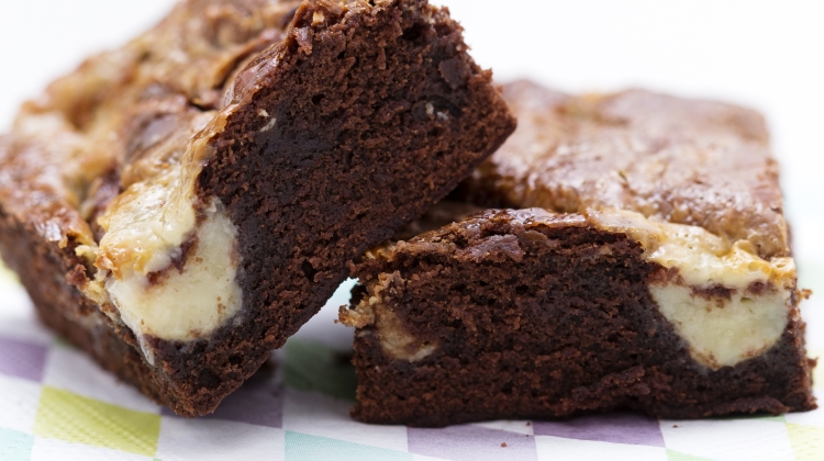 Kondenseret mælk kan fx anvendes til fremstilling af en lækker brownie med karamel. Opskriften herpå kan findes i linket længere nede i artiklen.