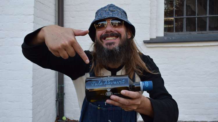 Johnny Hefty er ikke blot en rapper, men en altmuligmand inden for kunstens verden. Han maler graffiti, gøgler med gadekunst og så er han også en poetry slammer – det er en poesioplæsning- og opførelseskonkurrence, hvor den fine poesi får et ordentlig skud hiphopkultur.