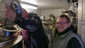 Claus Klint (th.) og bryggerkollegaen Erik Jensen er enige om, at vandbehandlingen i mikrobryggeriet giver ca. 20 procent større effektivitet og en mere elegant smag.