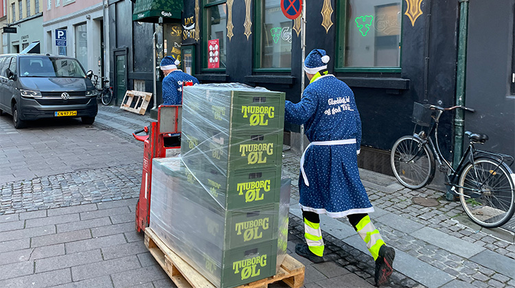 Mænd i julekåber leverer øl