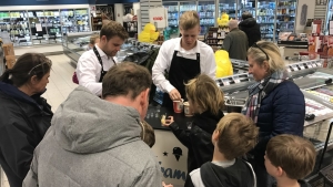 De to ivÃ¦rksÃ¦ttere fra Kramer's Is, Mikkel Ole Egmont Glarbo og Buster Kramer, uddelte smagsprÃ¸ver i HornbÃ¦k. Foto: Lotte Lund.