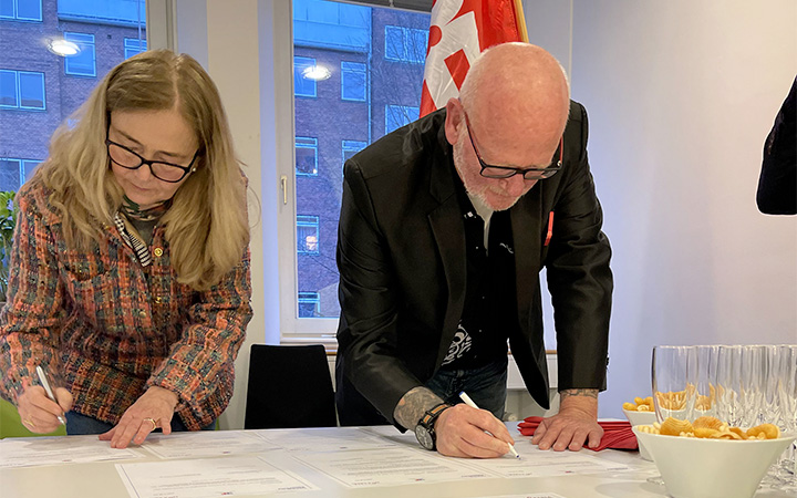 HORESTAs adm. direktør, Pia E. Voss, og John Frederiksen fra 3F skriver aftalen under