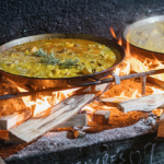 Paella tilberedes over åben ild i Valencia. Foto: Guillem Garay, Visit Valencia