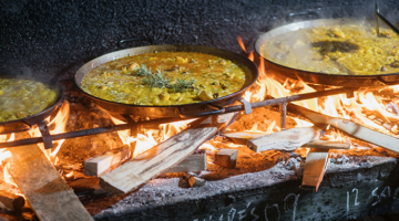 Paella tilberedes over åben ild i Valencia. Foto: Guillem Garay, Visit Valencia