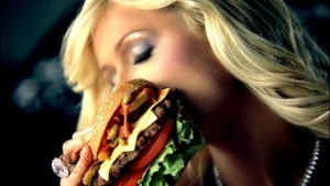 Paris Hilton er en af de fotomodeller burgerkæden bruger som blikfang. (Arkivfoto)