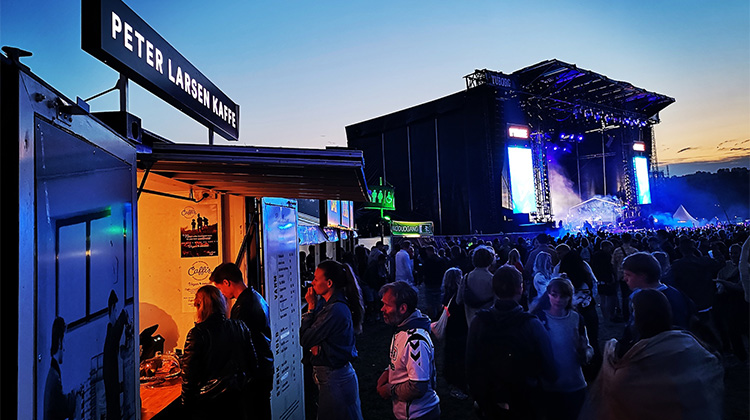 Festivalgæster i kaffekø på Northside