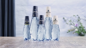 Den nye RamlÃ¶sa-flaske pÃ¥ 33 cl er i samme familie som den 80 cl plastflaske, der blev lanceret i 2013, og som lÃ¸b med designprisen Diamond Pentaward. 