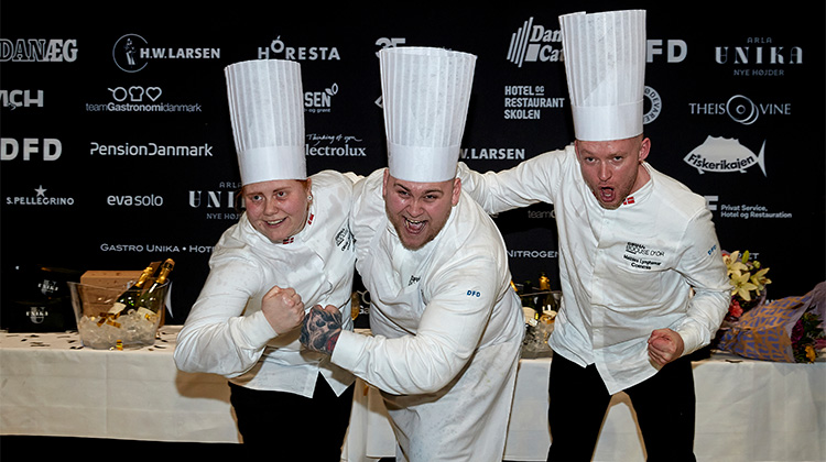 Sebastian Holberg Svendsgaard flankeret af sin coach Olivia Jensen og sin assistent Mathias Lynghamar.