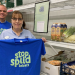 Folk med Stop Spild Lokalt-t-shirts