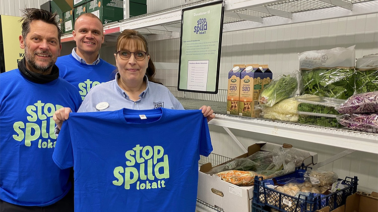 Folk med Stop Spild Lokalt-t-shirts 