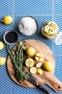 Opskriften på disse marokkanske citroner kan du finde på Aarstidernes hjemmeside eller i deres bog, Fermentering. De gør sig godt i retter der kan bruge lidt syre og salt, vi anbefaler dem i gryderetter, hvor de kan give en stor dybde i smagen.