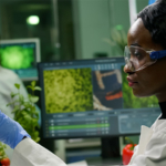 Kvinde med tomat i laboratorie-miljø