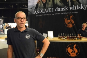 Michael Braunstein Poulsen fortæller, at op mod 95 % af den whisky de producerer, sælges til udlandet. 