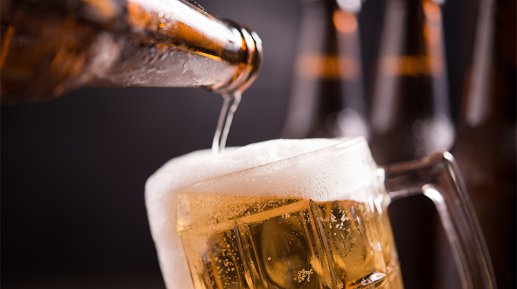 Øl bliver hældt i glas