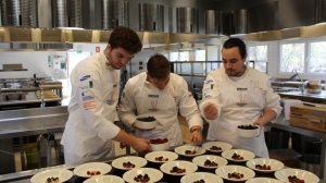 Tre kokke fra Junior Kokkelandsholdet, fra venstre Mike Simonsen, Dennis Birch og Mounir Carstensen demonstrerede bæredygtig gastronomi i praksis for kokkeeleverne. (Foto: Harry Levin)