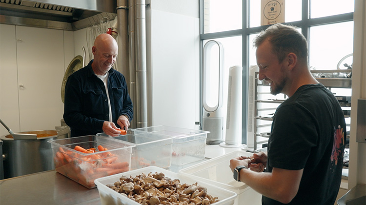 Alm. Brand Groups administrerende direktør Rasmus Werner Nielsen (tv) i køkkenet i Kødbyen på Vesterbro i København sammen med JunkFoods køkkenchef Philip Eistrup Davidsen.