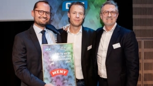 Menys direktør Jørgen Nielsen, der har ses til højre ved prisoverrækkelsen i marts som mest innovative kæde, er overraskende fortid i Dagrofa.