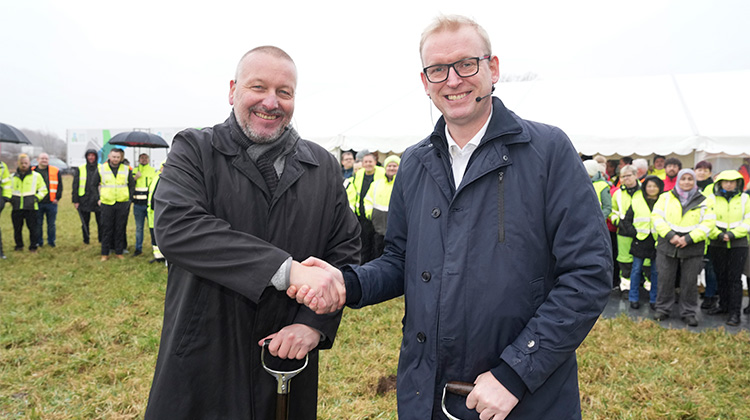 Adm. direktør i Dansk Retursystem Lars Krejberg Petersen og Fredericias borgmester Steen Wrist tog sammen det første spadestik til den nye pantfabrik.