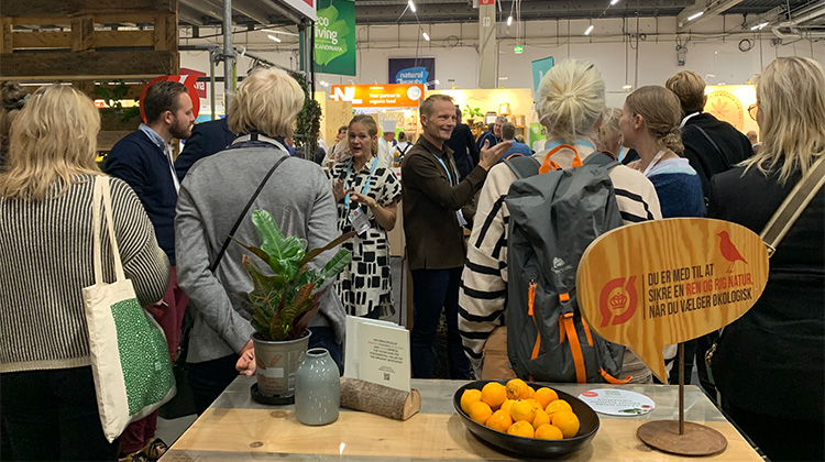 Økologisk Landsforenings internationale markedschef Dennis Hvam diskuterer økologi på Nordic Organic Food Fair 2023 i Malmö. Foto: Økologisk Landsforening