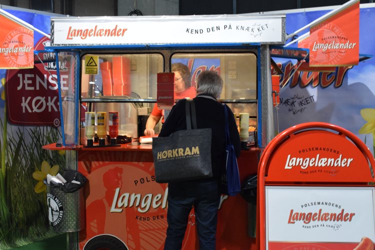 Hvis du ikke blev mæt af smagsprøver og den store frokostbuffet, var der selvfølgelig også en velplaceret pølsevogn.