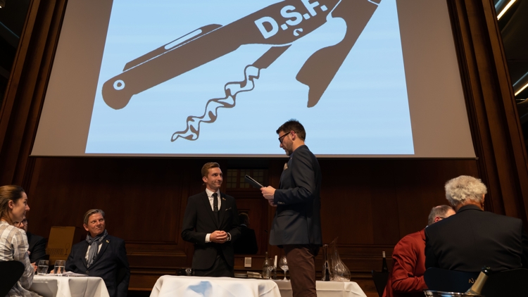 Identificer værten og start serveringen, lød det fra Christian Aarøe, præsident i Dansk Sommelier Forening, da finalen i DM i sommelier blev skudt i gang. Foto: A.B.N.