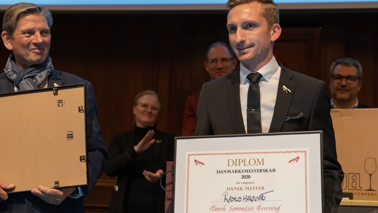 Dette års vinder er Rasmus Lunkov Marquart fra Restaurant Lyst i Vejle. Han skal nu kæmpe mod de sidste 10 års vindere af DM i sommelier, om retten til at repræsentere Danmark ved EM og VM. Foto: A.B.N.