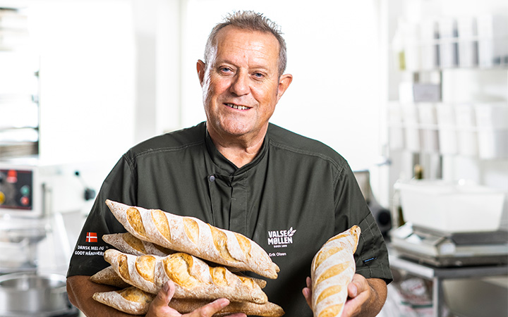 Mand fra Valsemøllen med baguettes i hænderne
